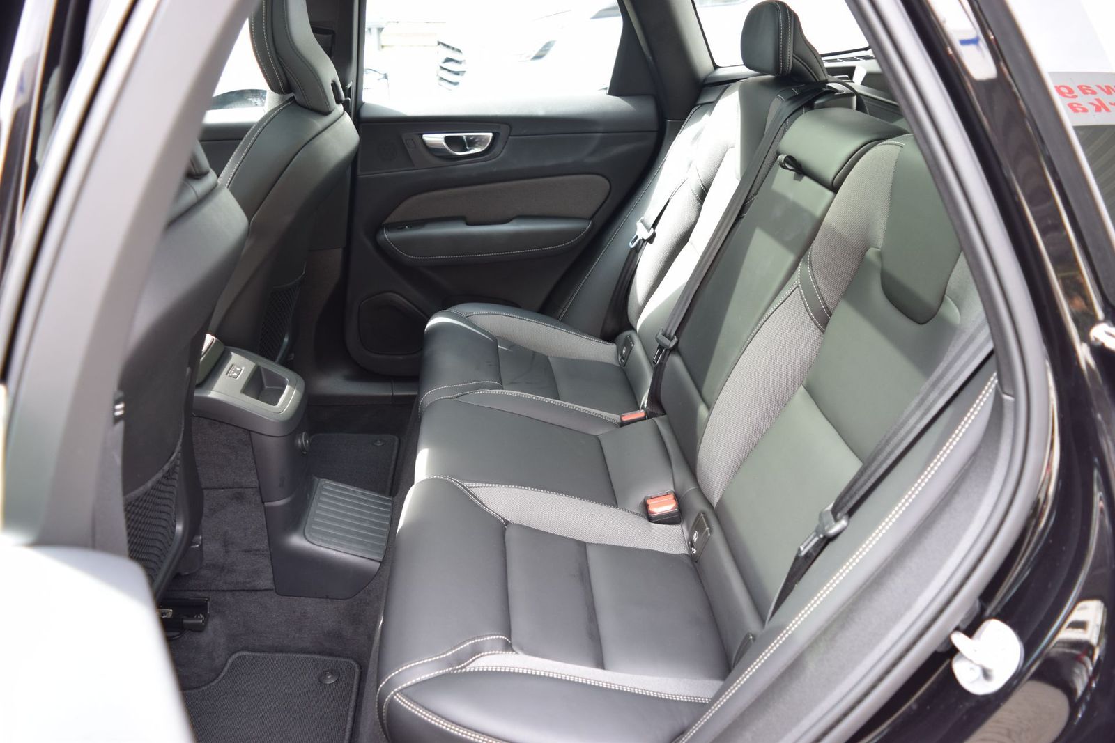 Volvo XC60 T6 Plus Black Edition AHK 360 PANO H&K STH