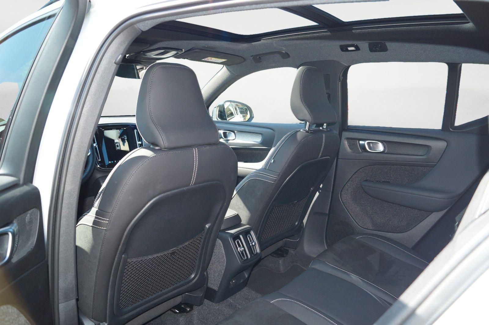 Volvo XC40 B4 Benzin 2WD Ultra Dark - Samsaru's Car Outlet