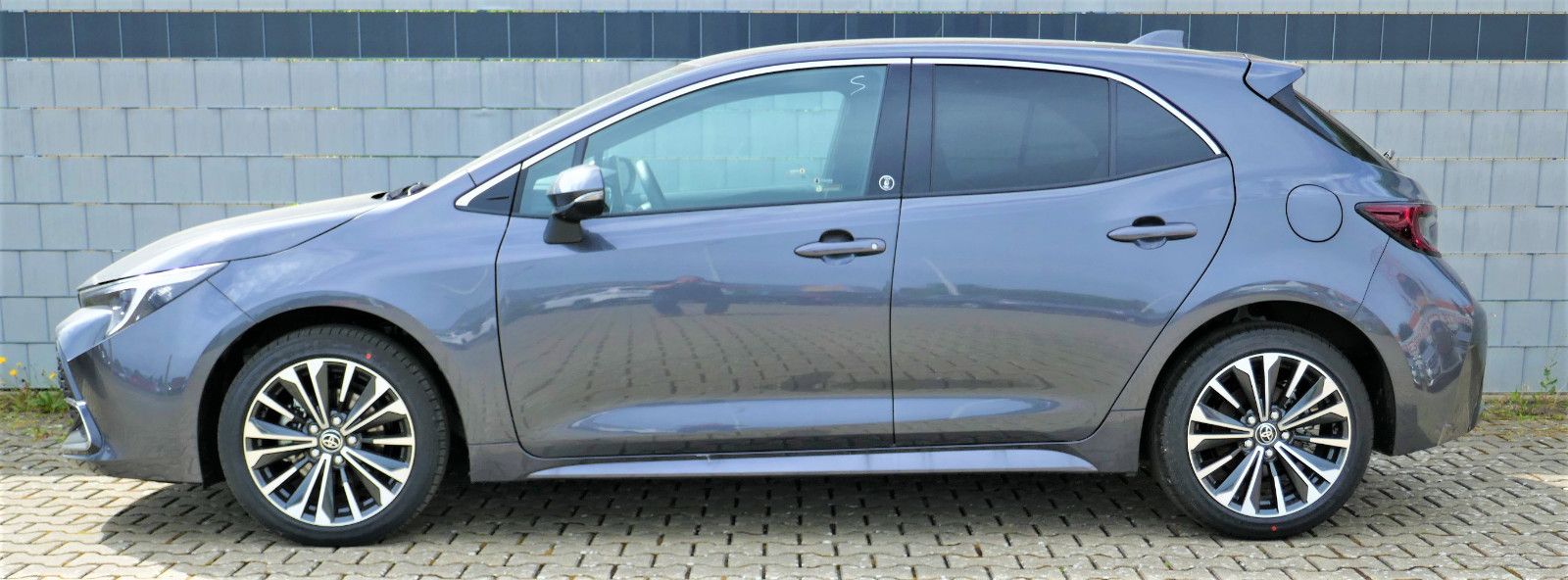 Toyota Corolla Hybrid Team - Samsaru's Car Outlet