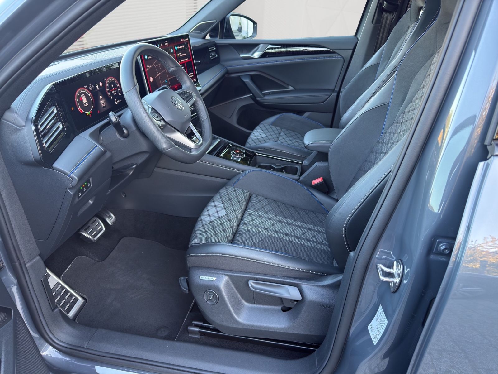Volkswagen Tiguan 2.0 TSI DSG 4M R-Line»PANO»AHK»HuD»HK»20"
