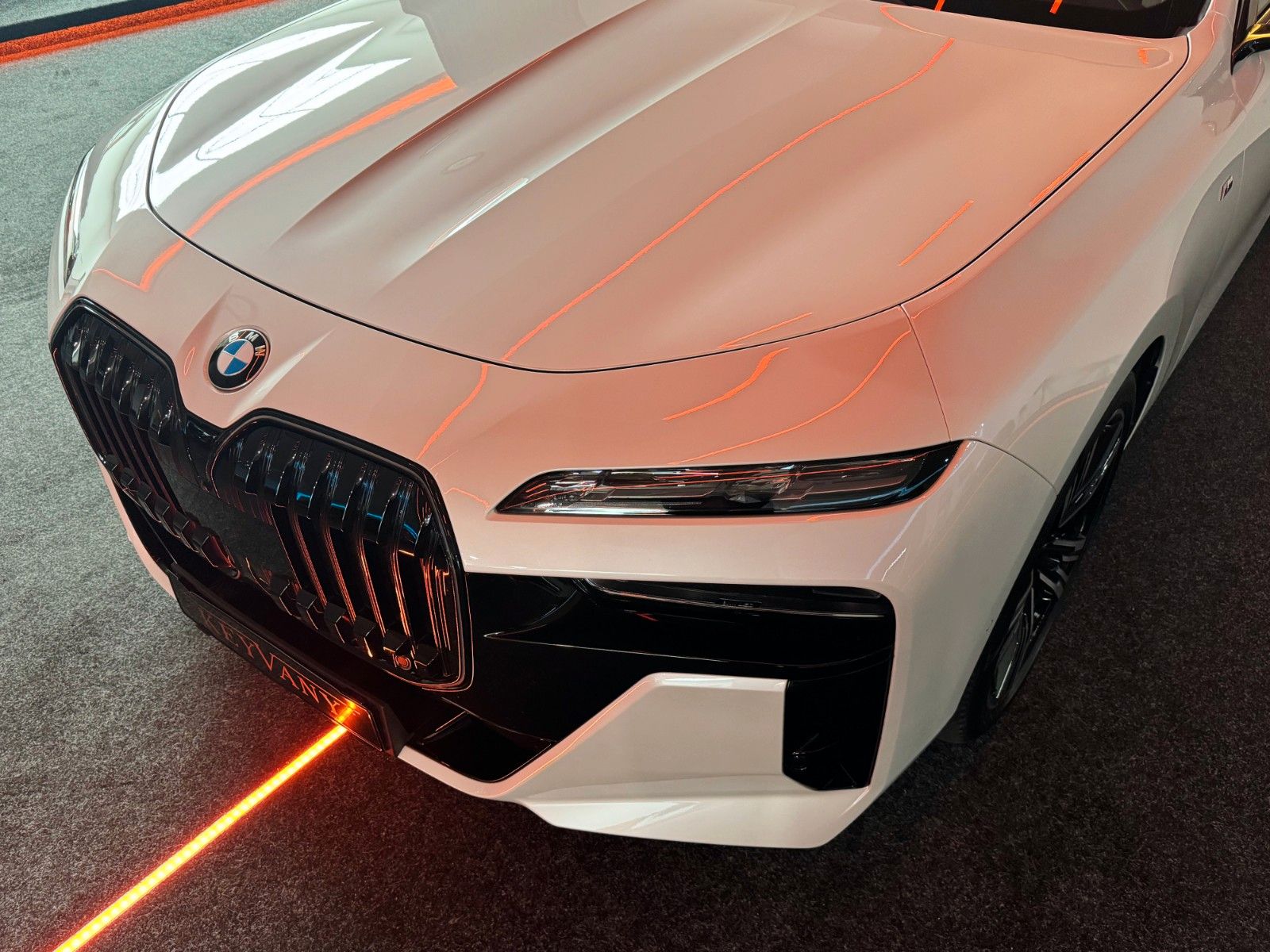 BMW 740d xD/4xMASSG/MPRO/SKY TV/KRIST/EXC.LNG/B&W/21
