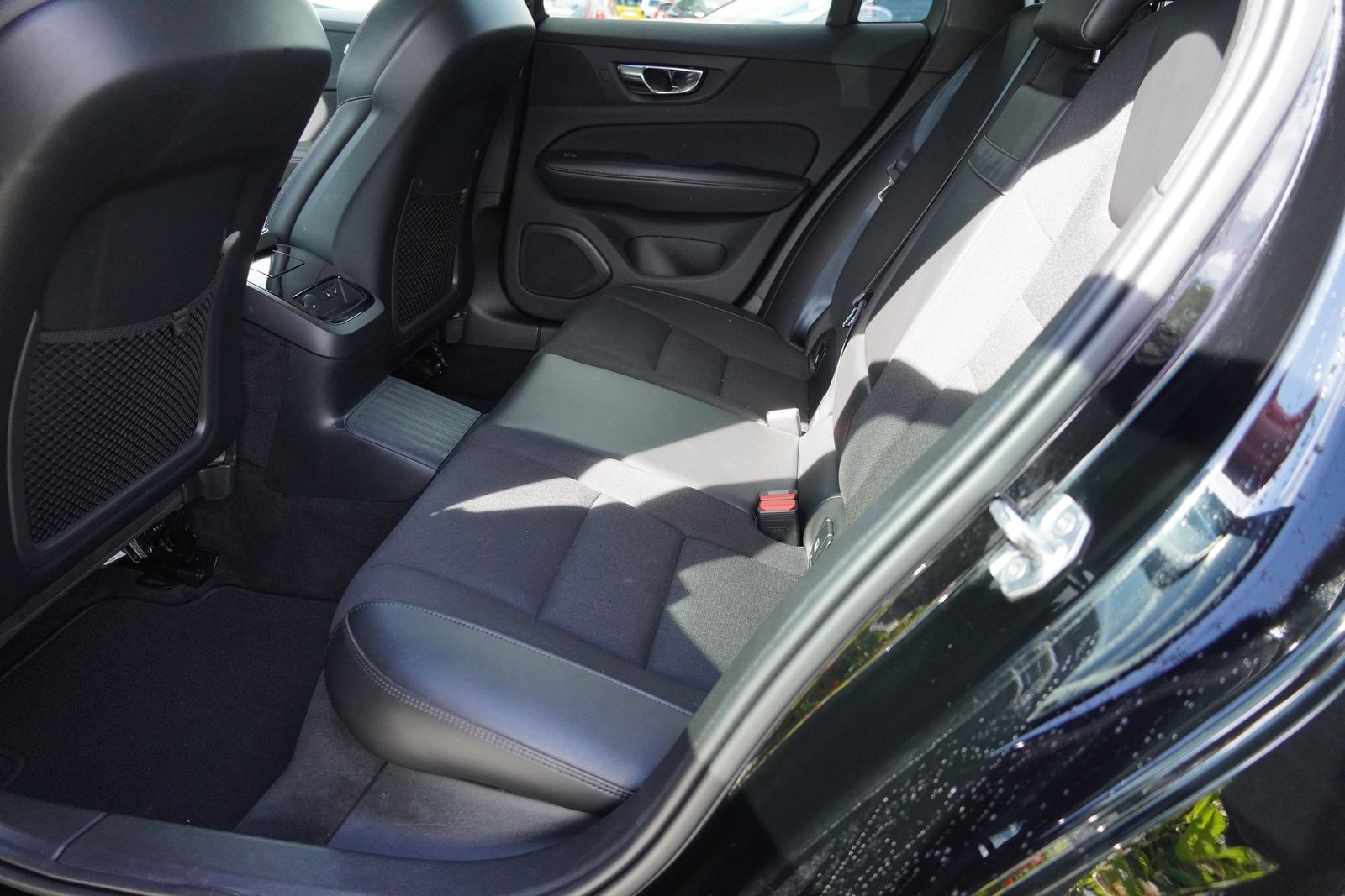 Volvo V60 Kombi 2.0 Hybrid AWD R Design LED Navi AHK