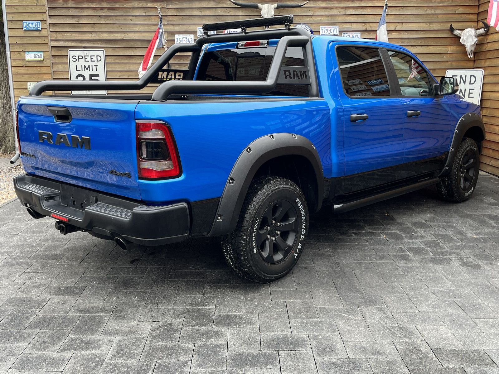 Dodge RAM 1500 REBEL 4x4 LPG AHK 5,7L LED Rollbar