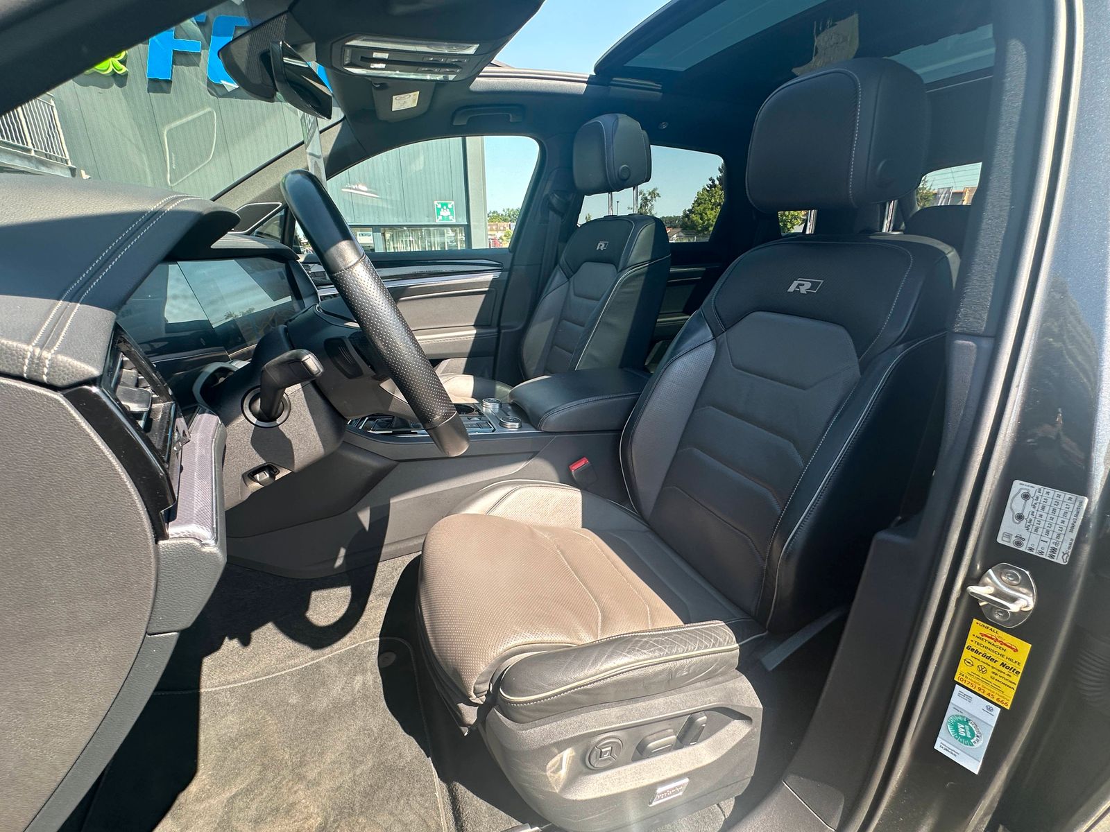 Volkswagen Touareg R-Line 3.0 TSI 4MOTION - Samsaru's Car Outlet