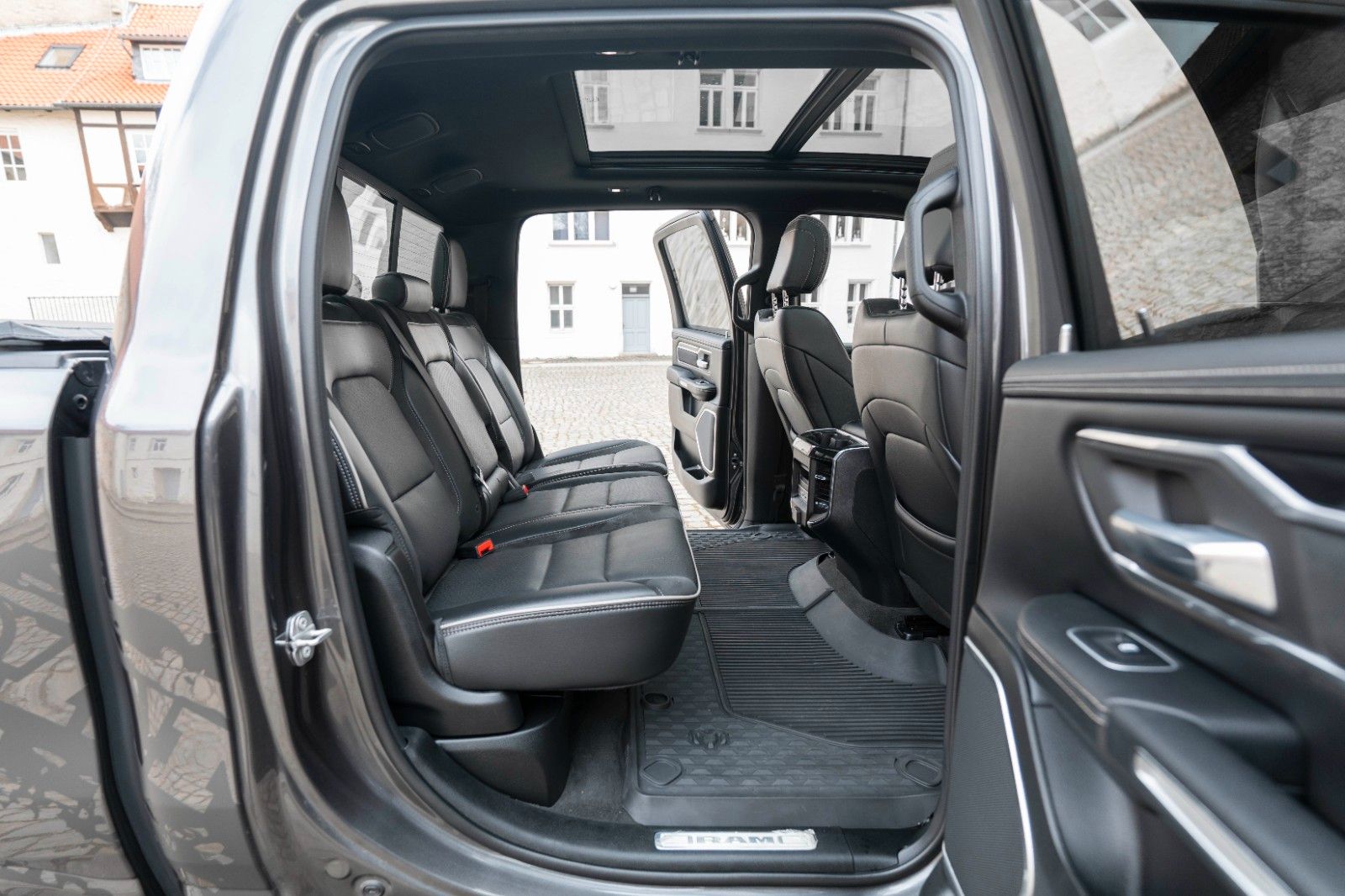 Dodge RAM 5,7L Laramie CC 4X4 360° LED CARPLAY LPG AHK