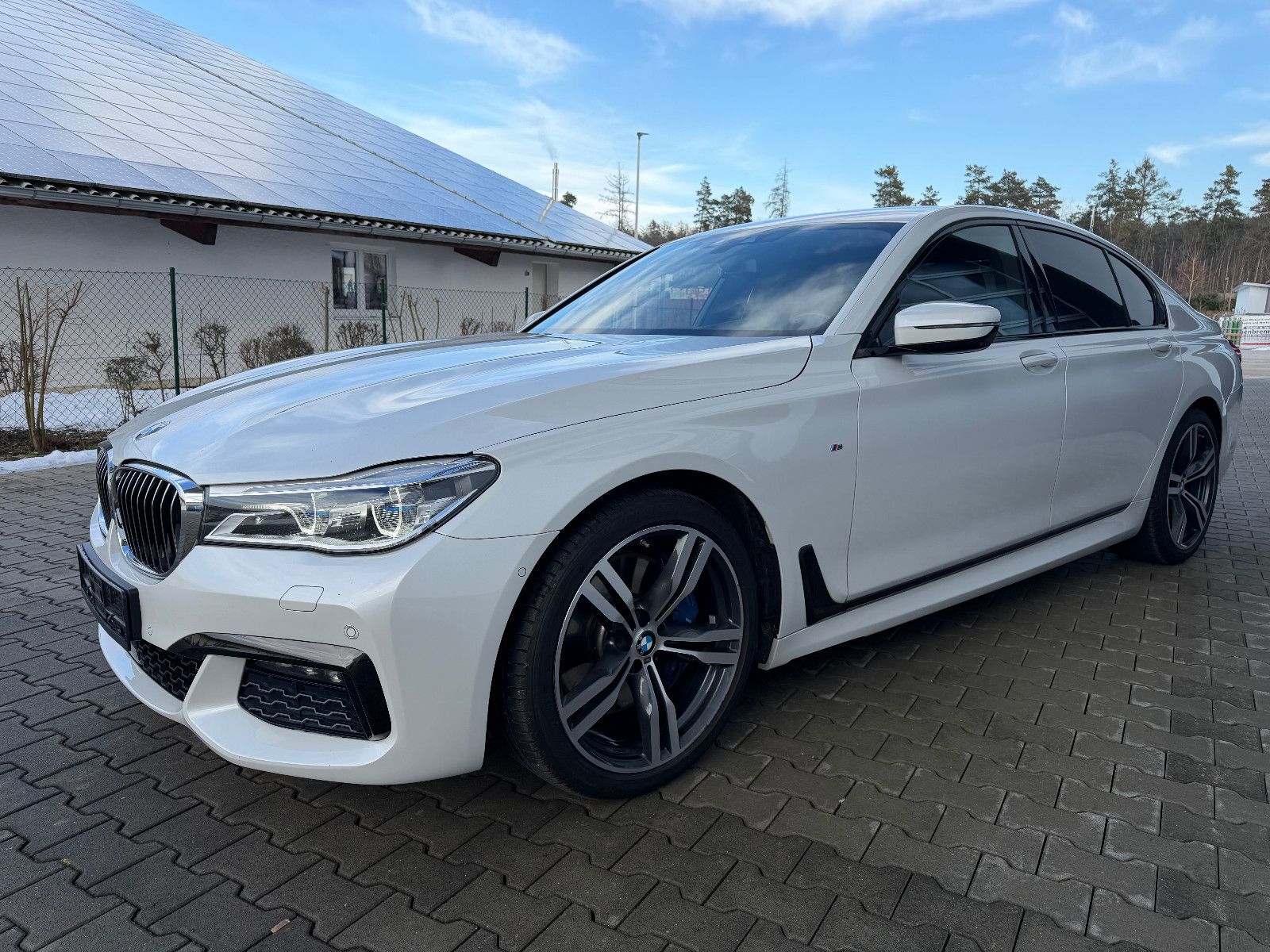 BMW 750ixDrive M-SPORT/MASSAGE/AHK/NIGHTV./LASER/H&K