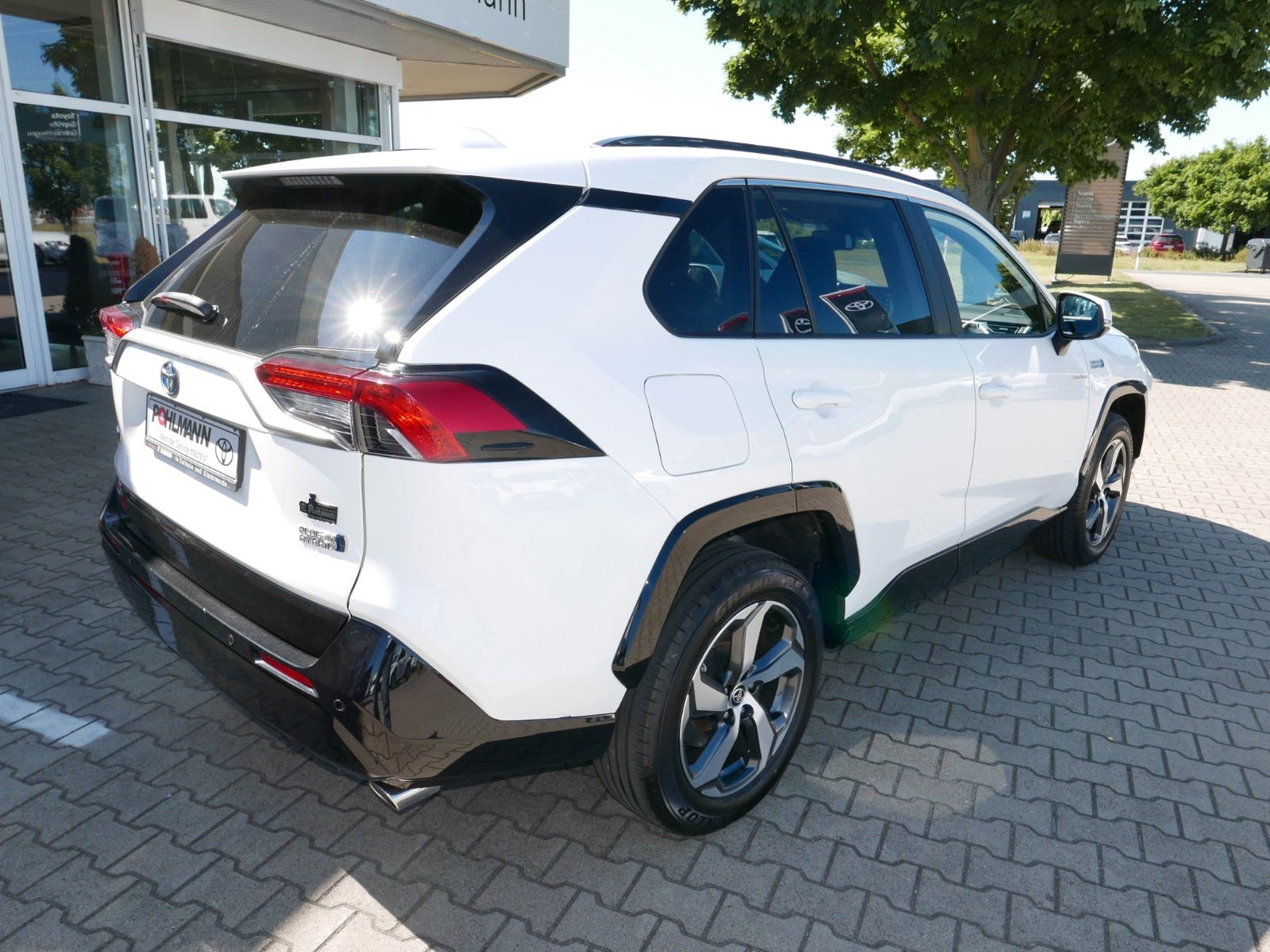 Toyota RAV 4 Plug-in Hybrid 4x4 - Samsaru's Car Outlet