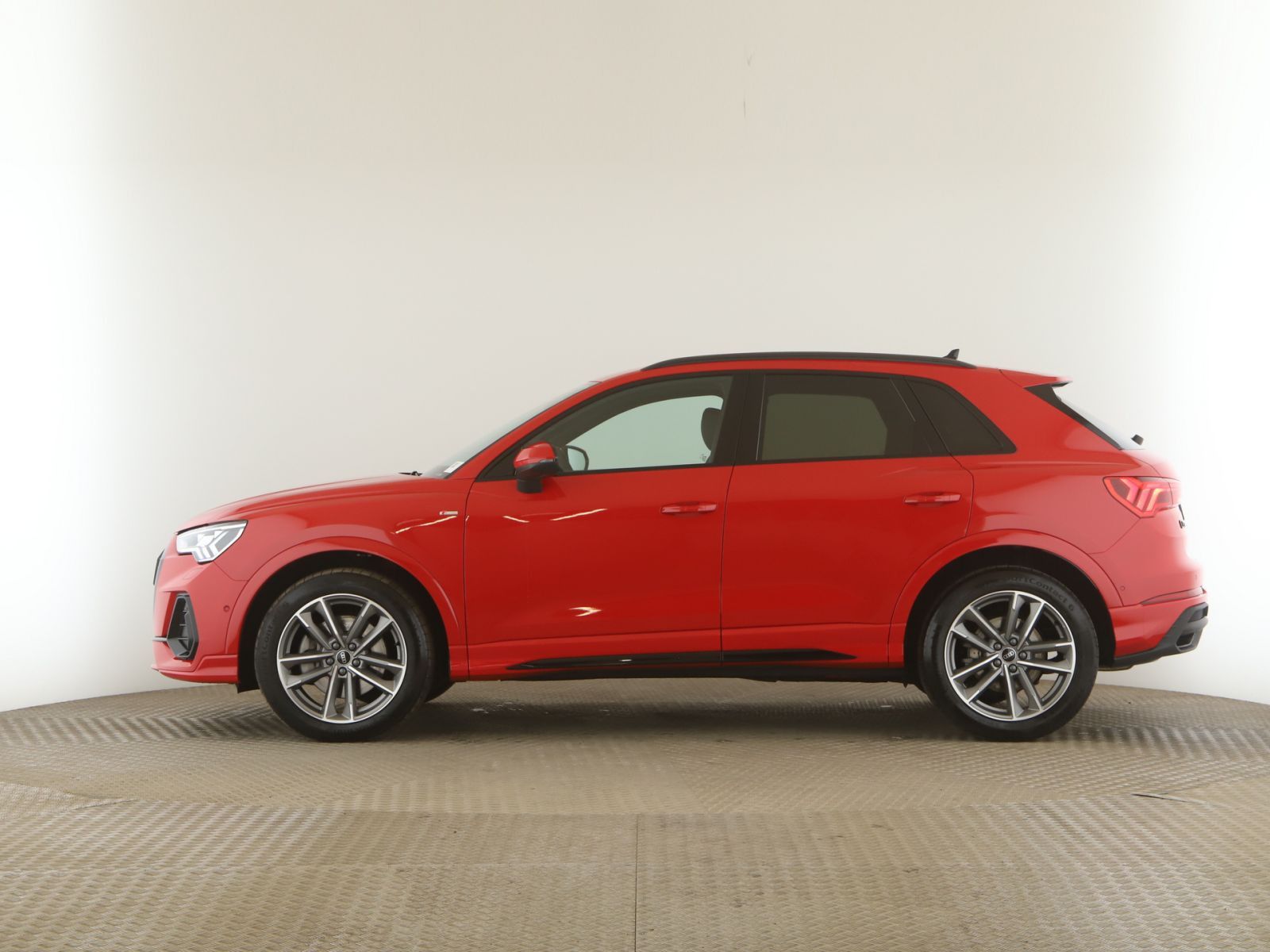 Audi Q3 40 TDI quattro S line M - Samsaru's Car Outlet