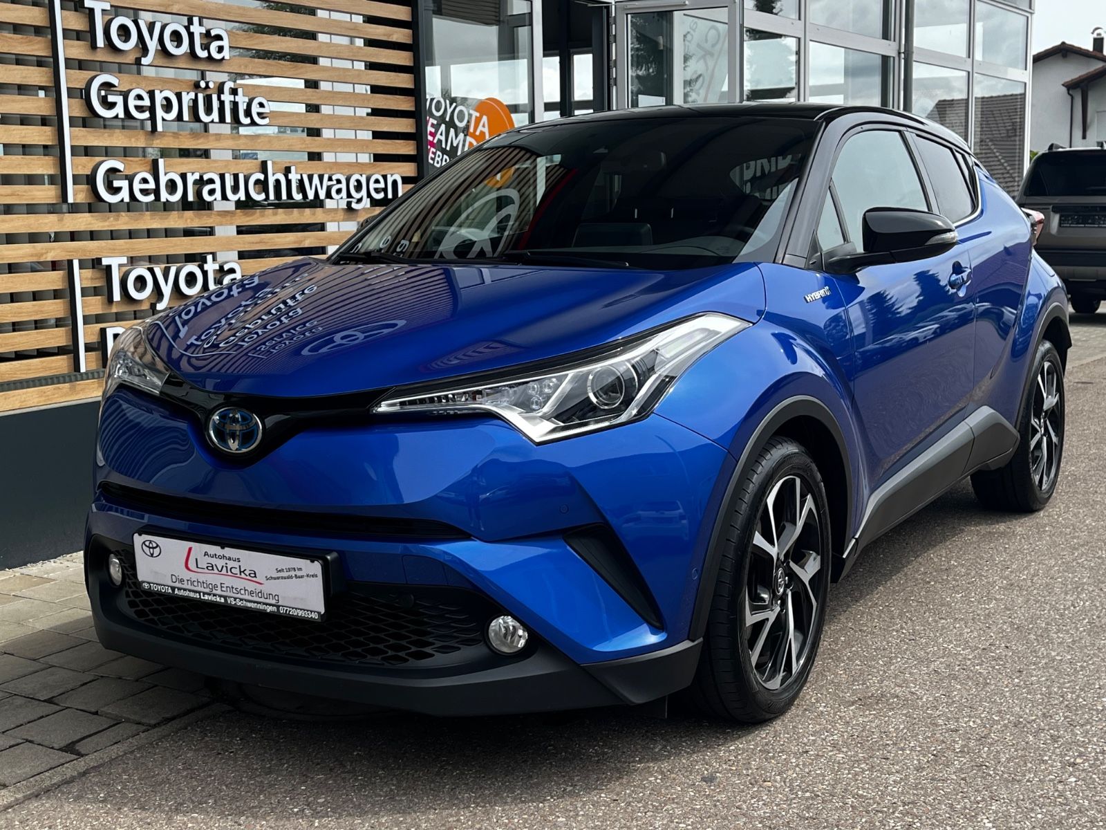 Toyota C-HR Hybrid Style - Samsaru's Car Outlet