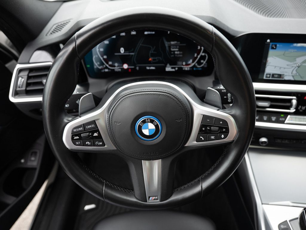 BMW 330e Touring xDrive M-Sport PANO AHK HUD LASER