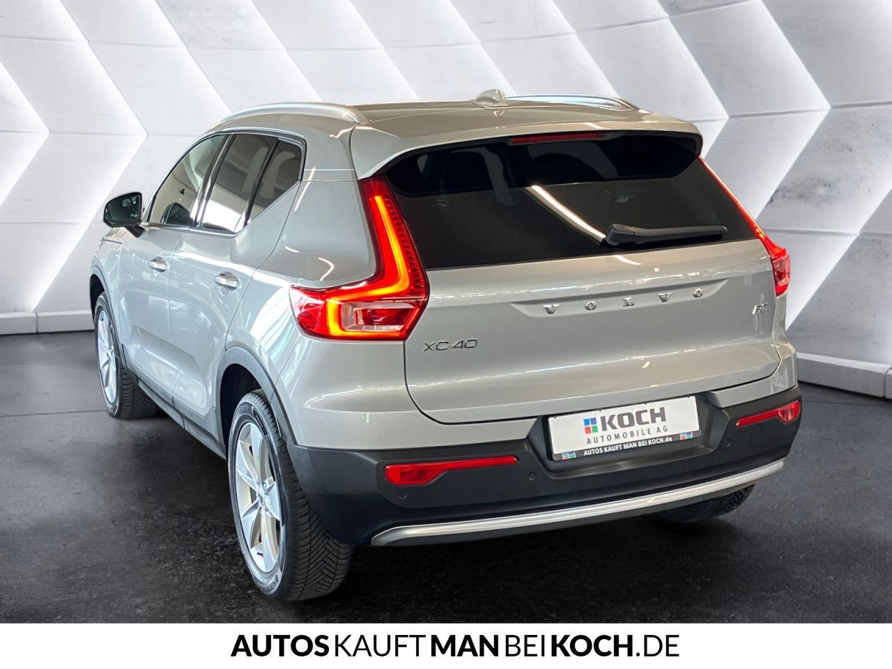 Volvo XC40 B3 DKG Core AHK LED SHZ/LHZ NAVI PDC/CAM!