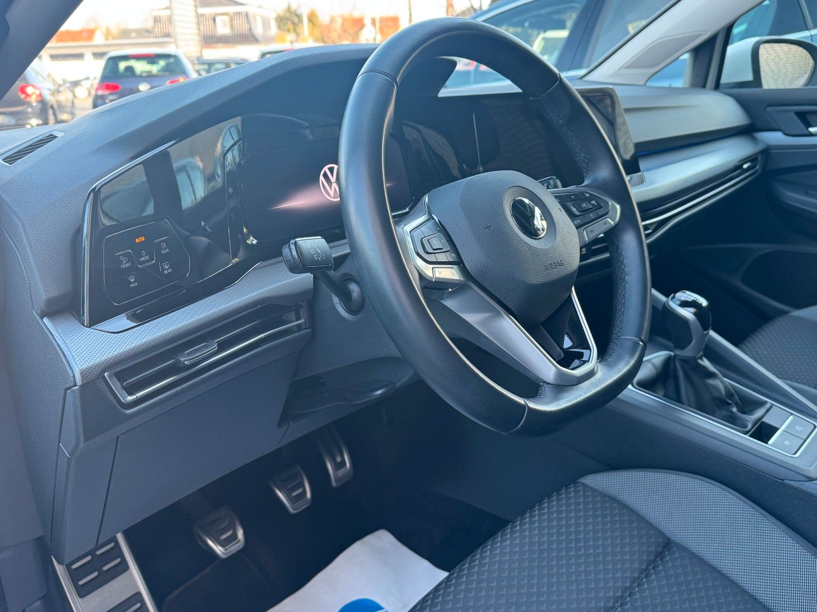 Volkswagen Golf VIII 1.5 TSI Active - Samsaru's Car Outlet