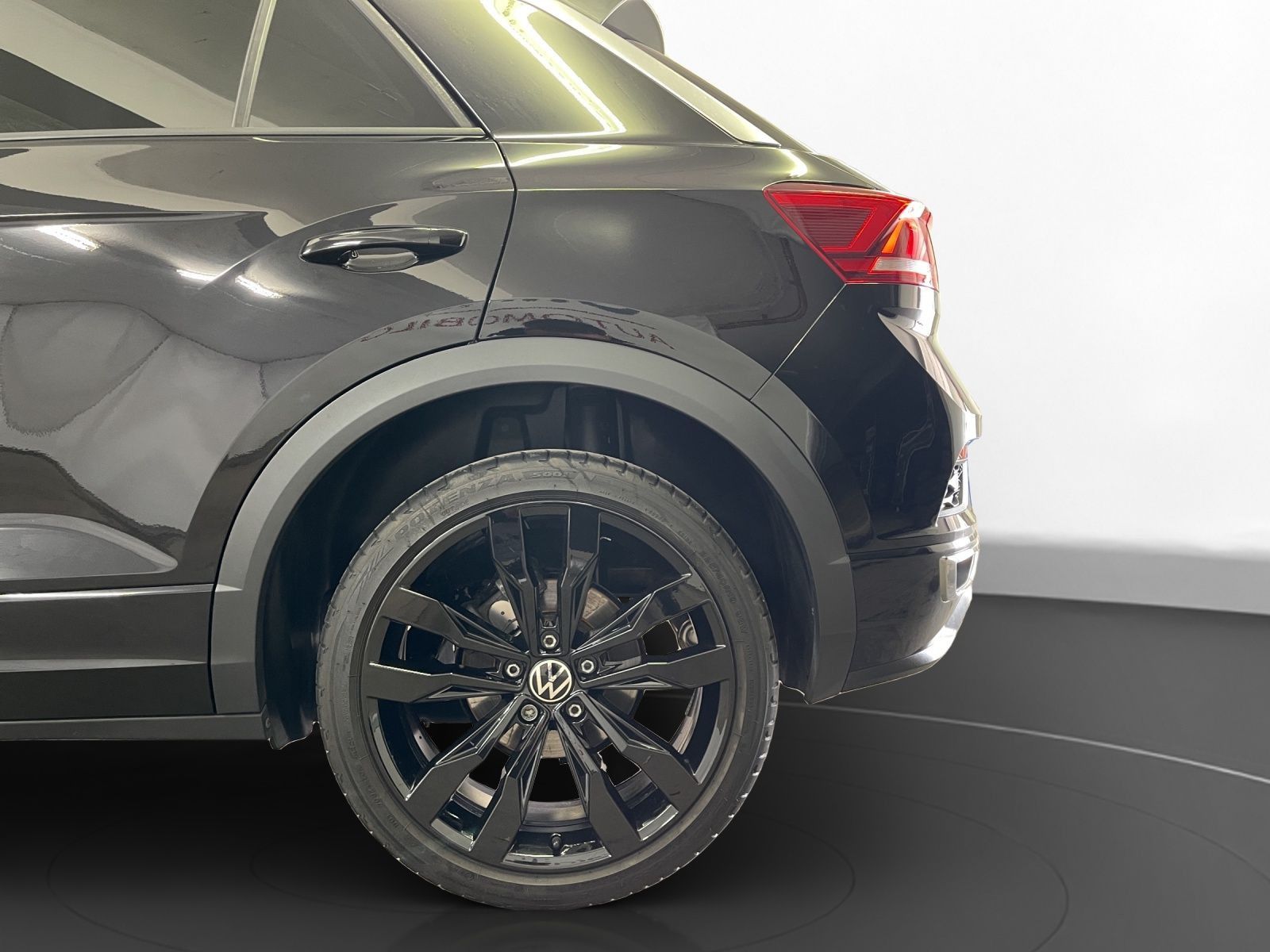 Volkswagen T-Roc 1.5 TSI Sport R-Line - Samsaru's Car Outlet