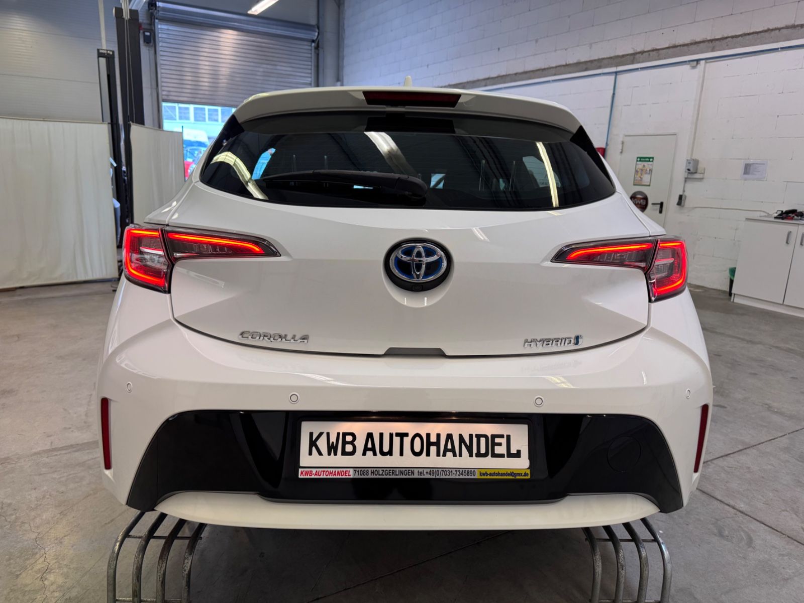 Toyota Corolla 1.8 Hybrid Business Edition - Samsaru's Car Outlet