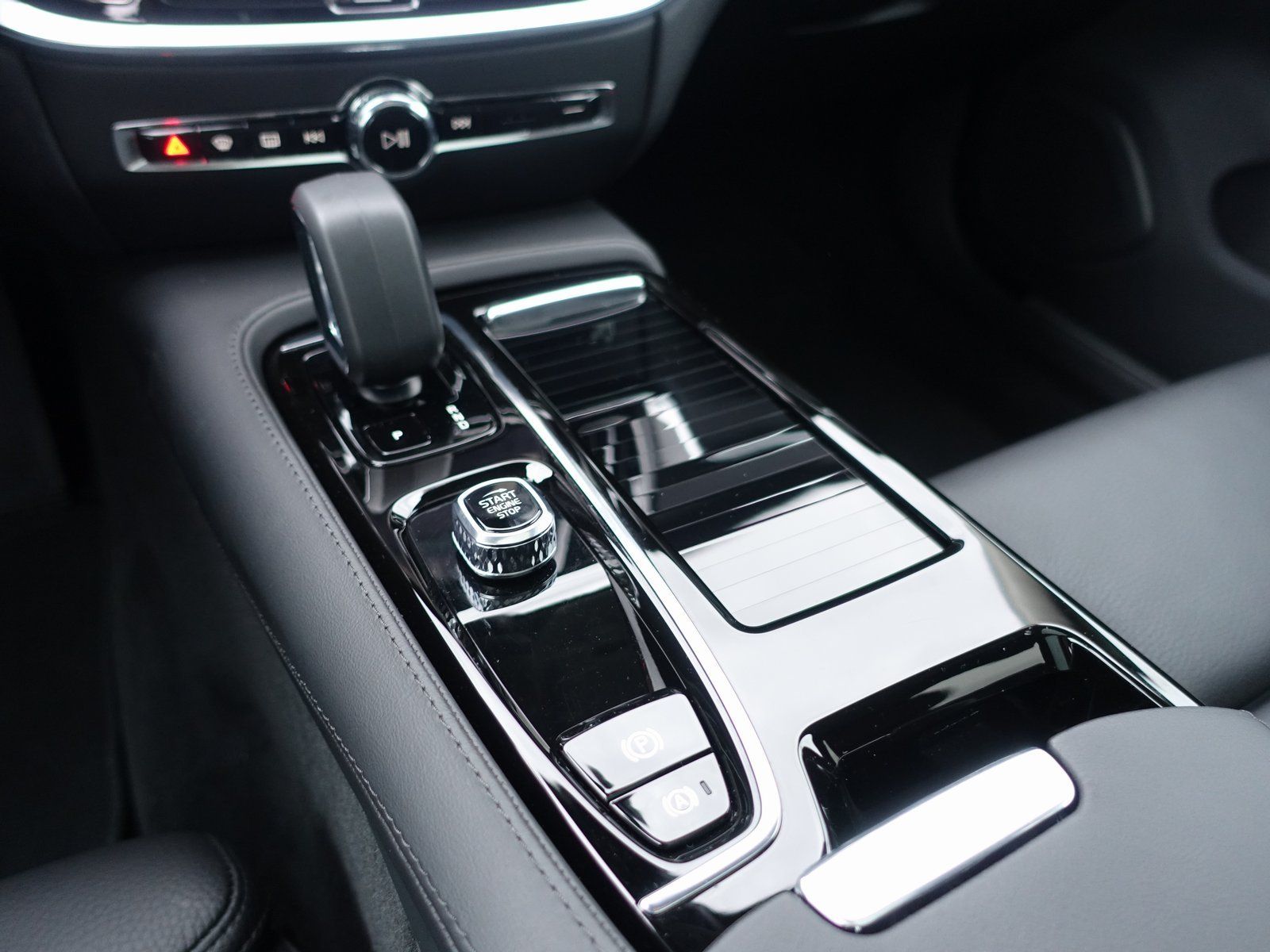 Volvo V60 Plus Dark T6 AWD Plug-in Hybrid AHK/360°/KAM