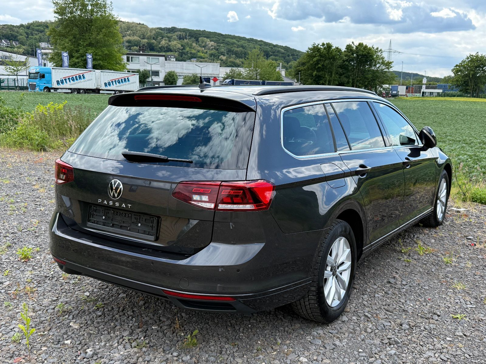 Volkswagen Passat Variant Business - Samsaru's Car Outlet