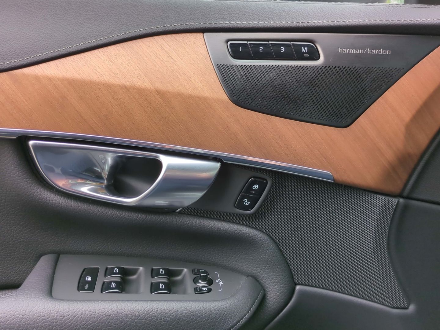 Volvo XC90 Plus Bright Recharge Plug-In Hybrid AWD T8