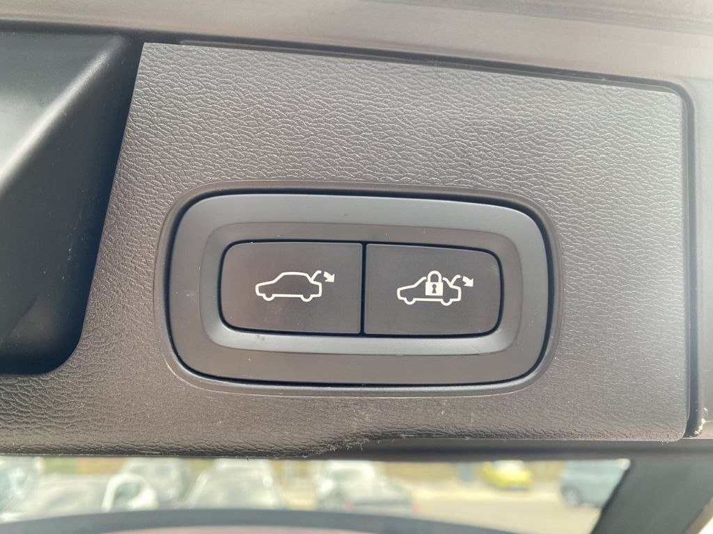 Volvo XC60 R Design Recharge Plug-In Hybrid AWD T8 Twi