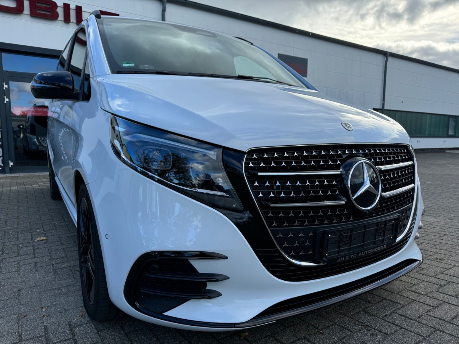 Mercedes-Benz V300d AMG - Samsaru's Car Outlet