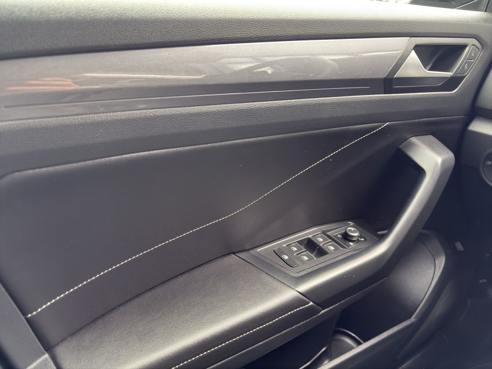Volkswagen T-Roc 2.0 TDI Style - Samsaru's Car Outlet