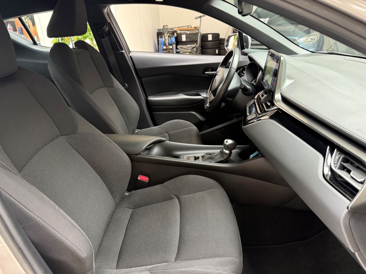 Toyota C-HR Hybrid Flow 1.8 - Samsaru's Car Outlet