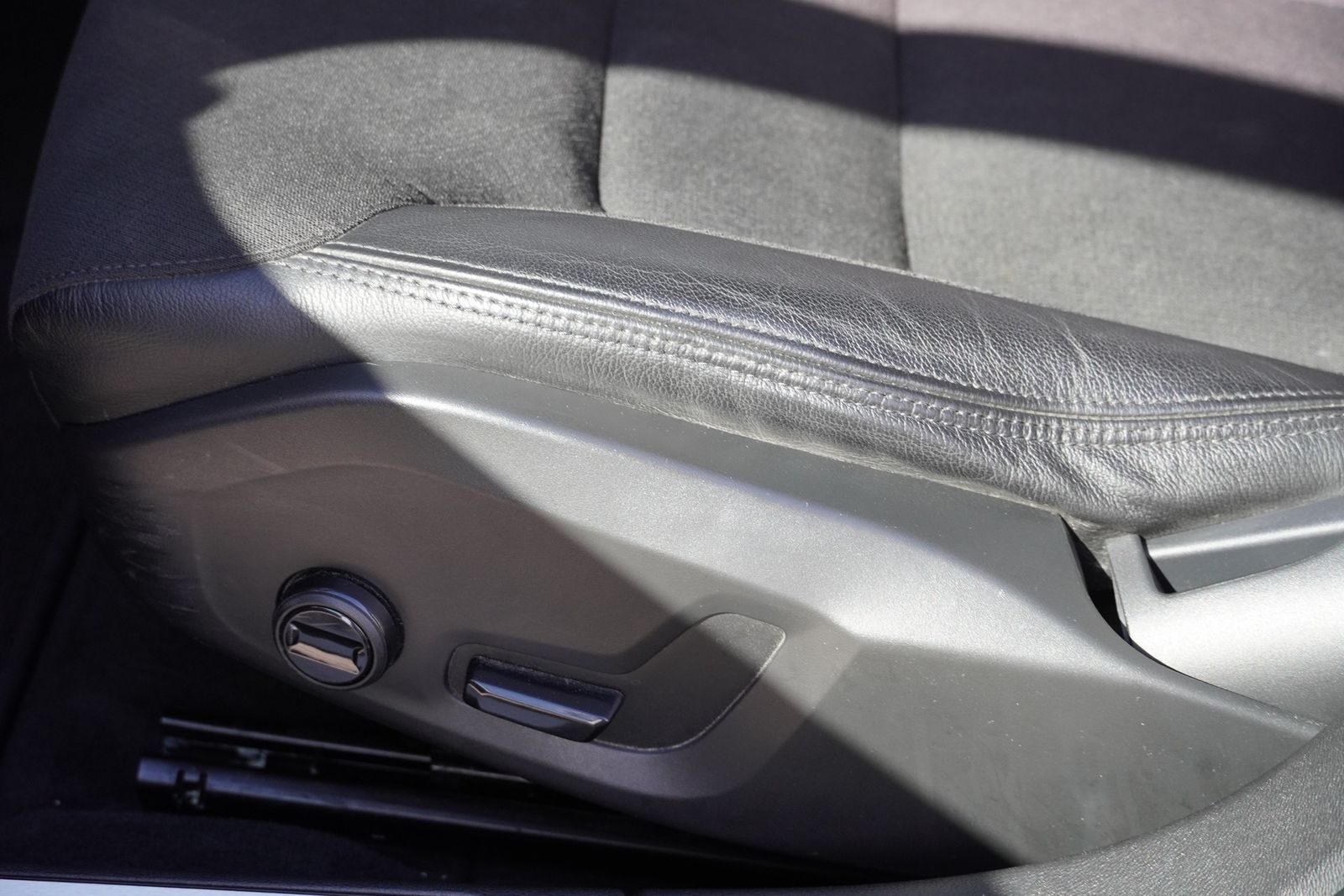 Volvo V60 Kombi 2.0 Hybrid AWD R Design LED Navi AHK