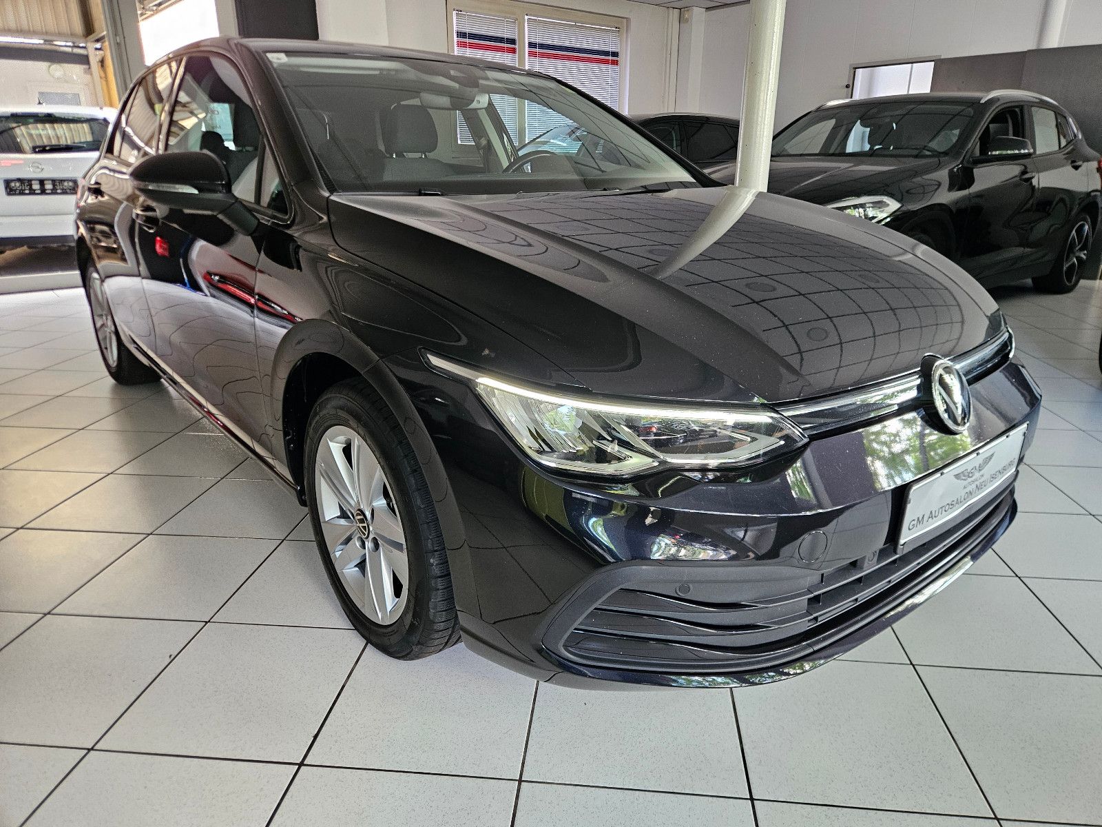 Volkswagen Golf VIII Life - Samsaru's Car Outlet