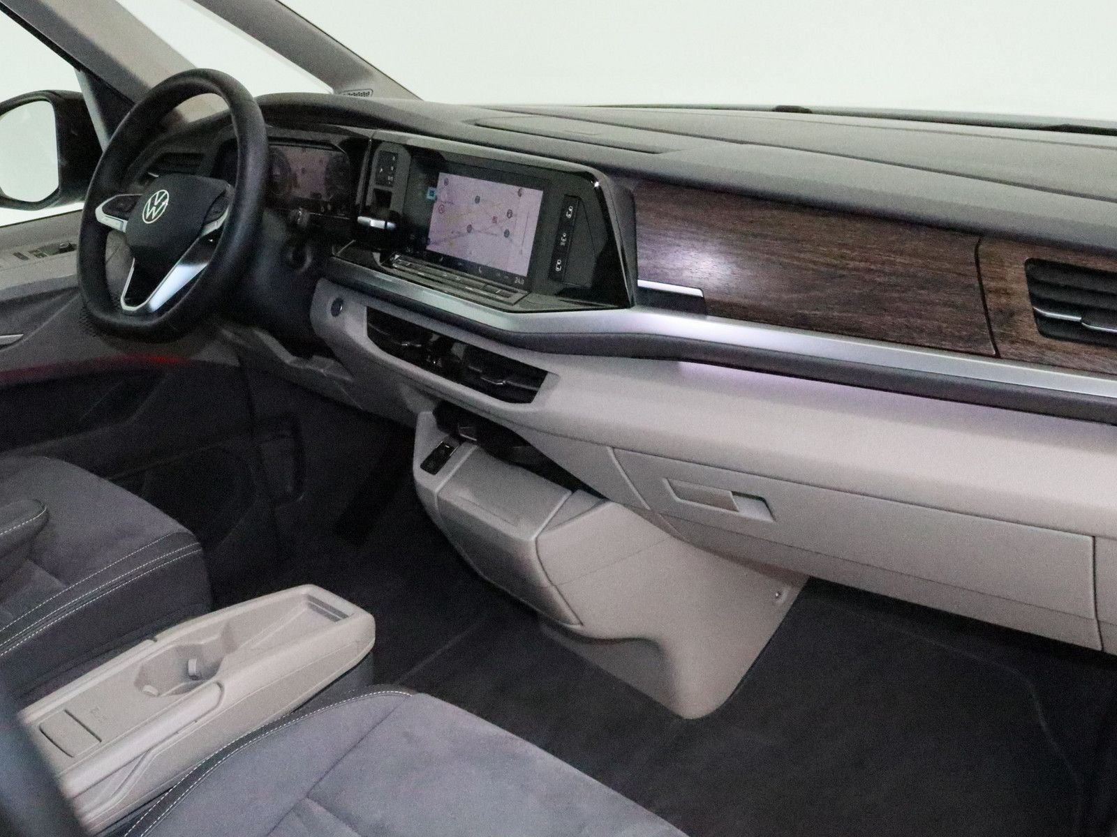 Volkswagen T7 Multivan 2.0 TDI Style - Samsaru's Car Outlet
