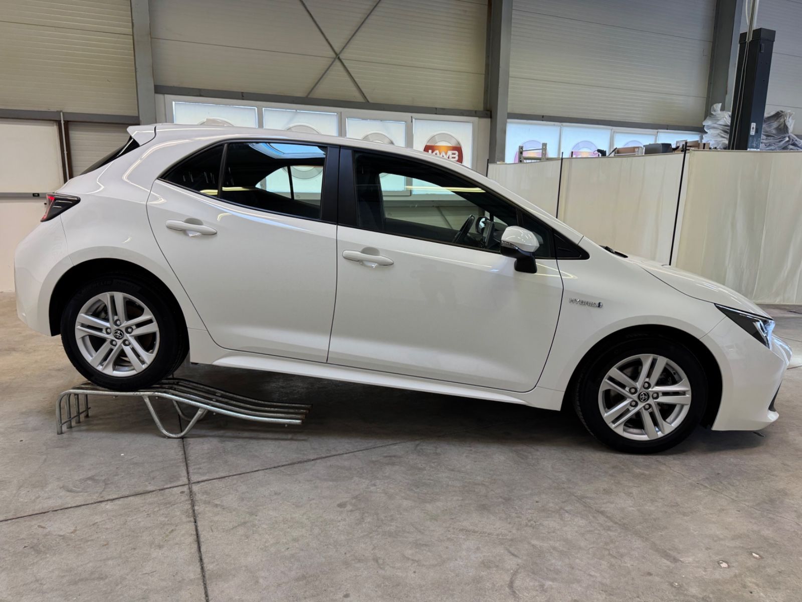 Toyota Corolla 1.8 Hybrid Business Edition - Samsaru's Car Outlet