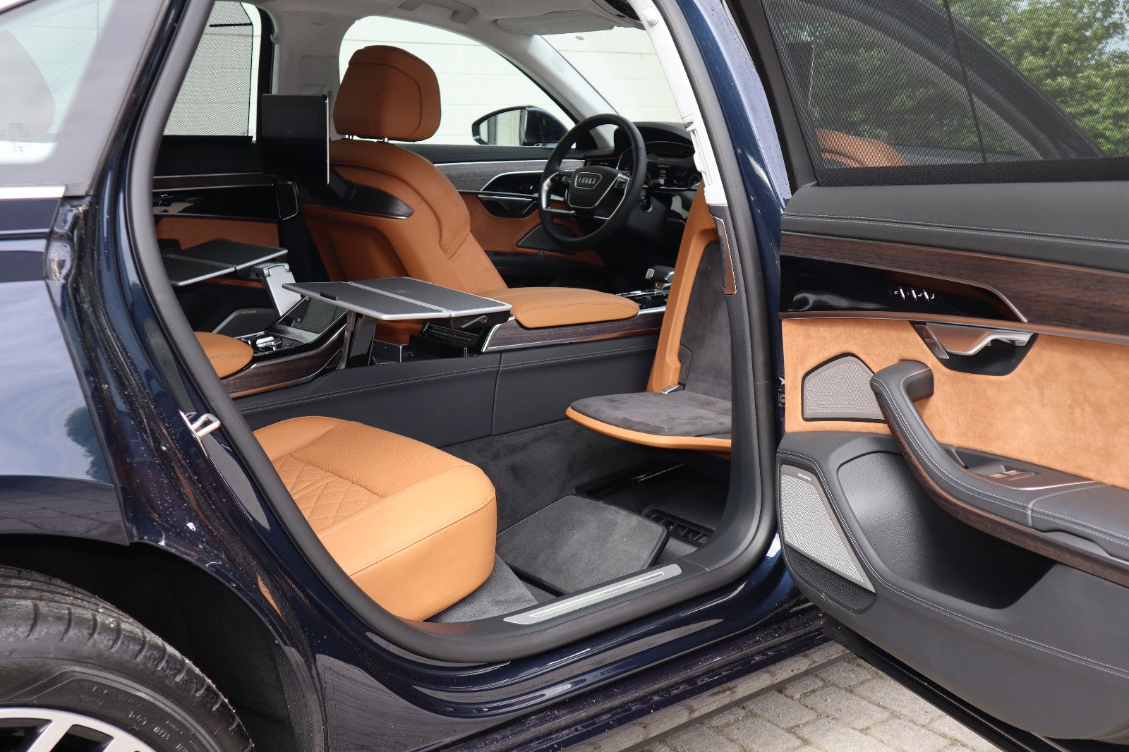 Audi A8L 55 TFSI lang - Samsaru's Car Outlet