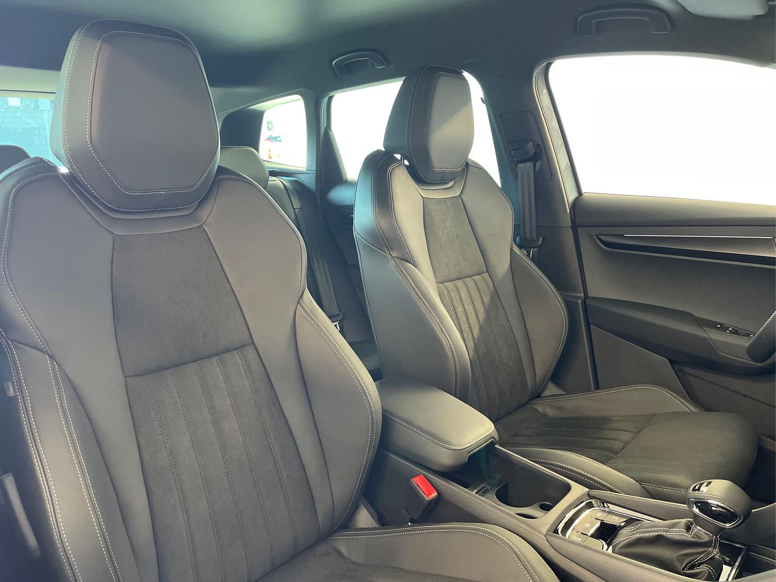 Skoda Karoq Sportline TSI 4x4 360°+19 Zoll+Navi+AHK...