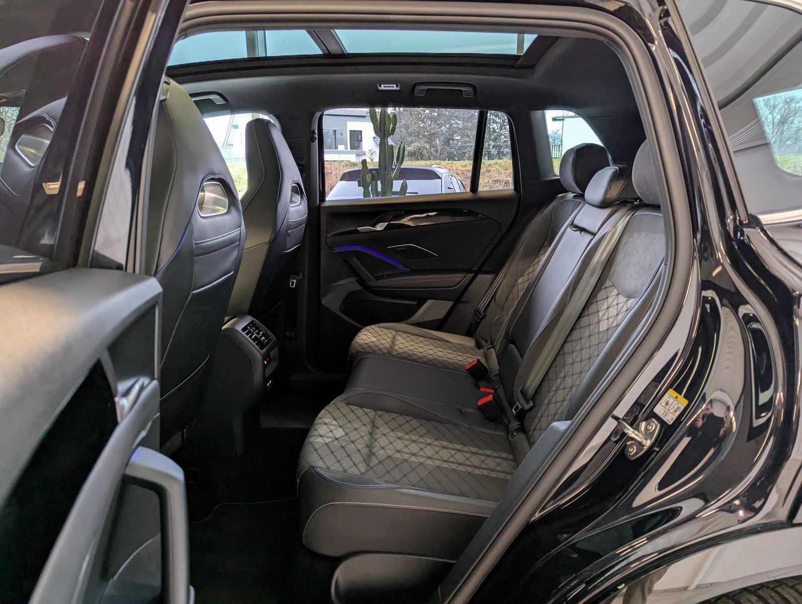 Volkswagen Tiguan 2.0TDI R-Line 4M Pano H/K AHK Matrix 20"