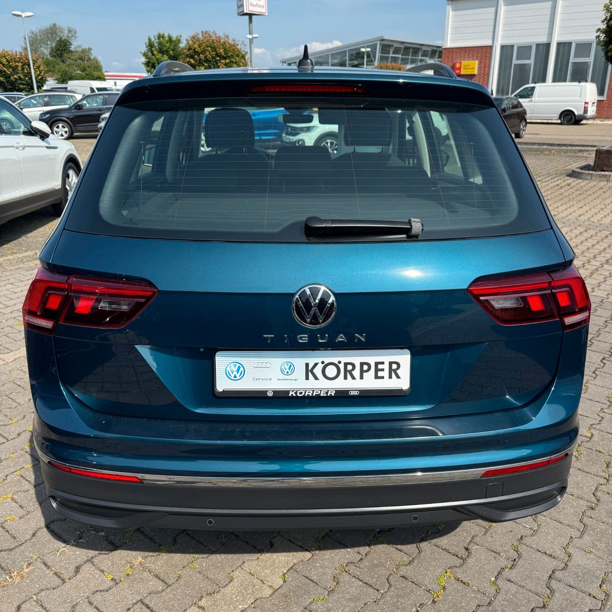 Volkswagen Tiguan Life 2.0 TDI - Samsaru's Car Outlet