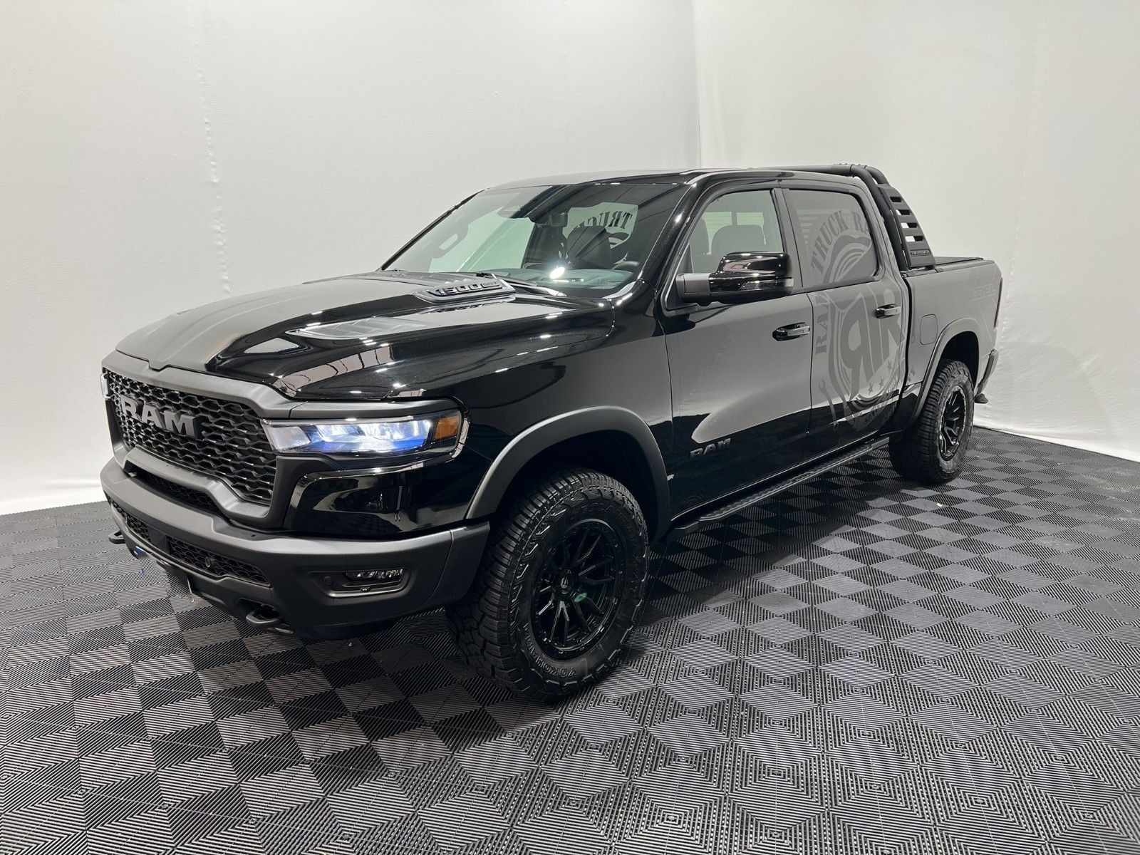 Dodge RAM 1500 Rebel Night Premium 3.0L MY25 RTR Umbau