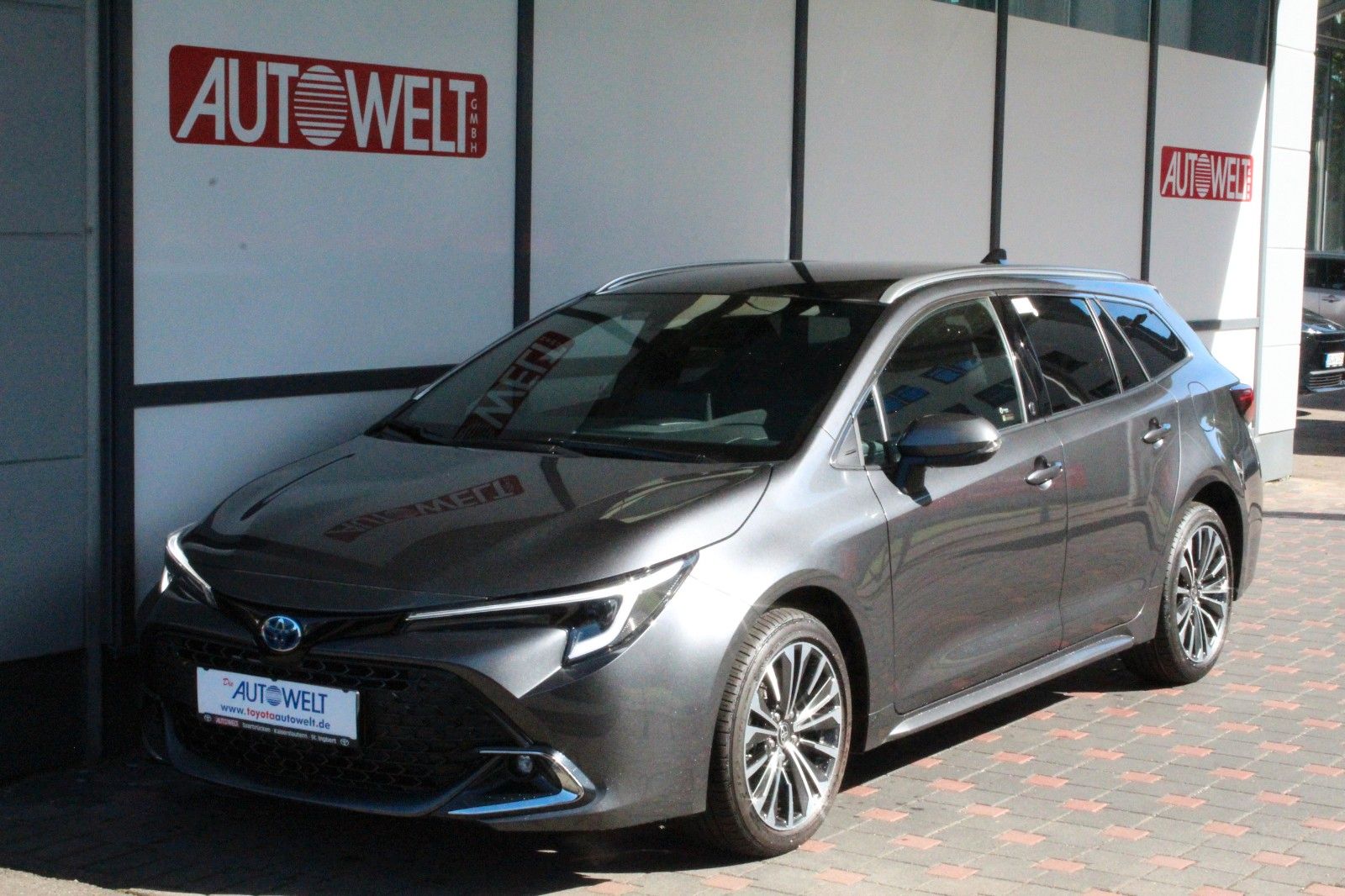 Toyota Corolla Touring Sports 1.8 Hybrid - Samsaru's Car Outlet