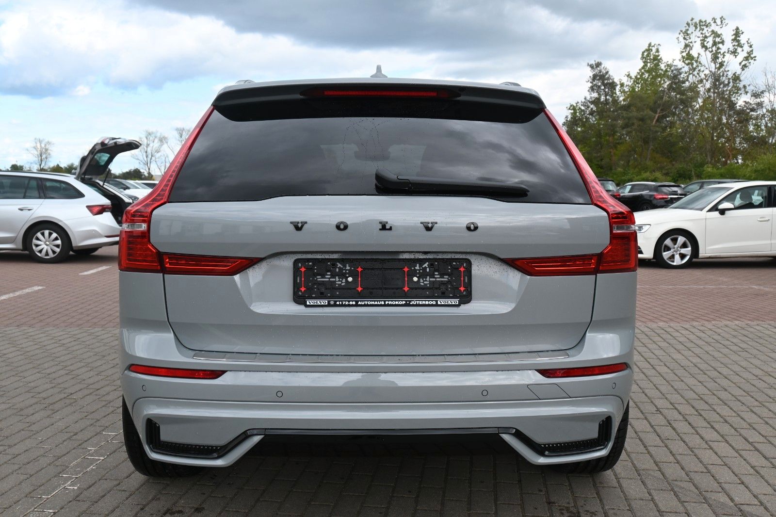 Volvo XC60 B5 Benzin AWD Plus Dark*FSHZG*360°*ACC*AHK