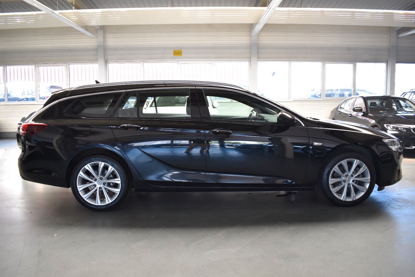 Opel Insignia B Sports Tourer Business - Samsaru's Car Outlet