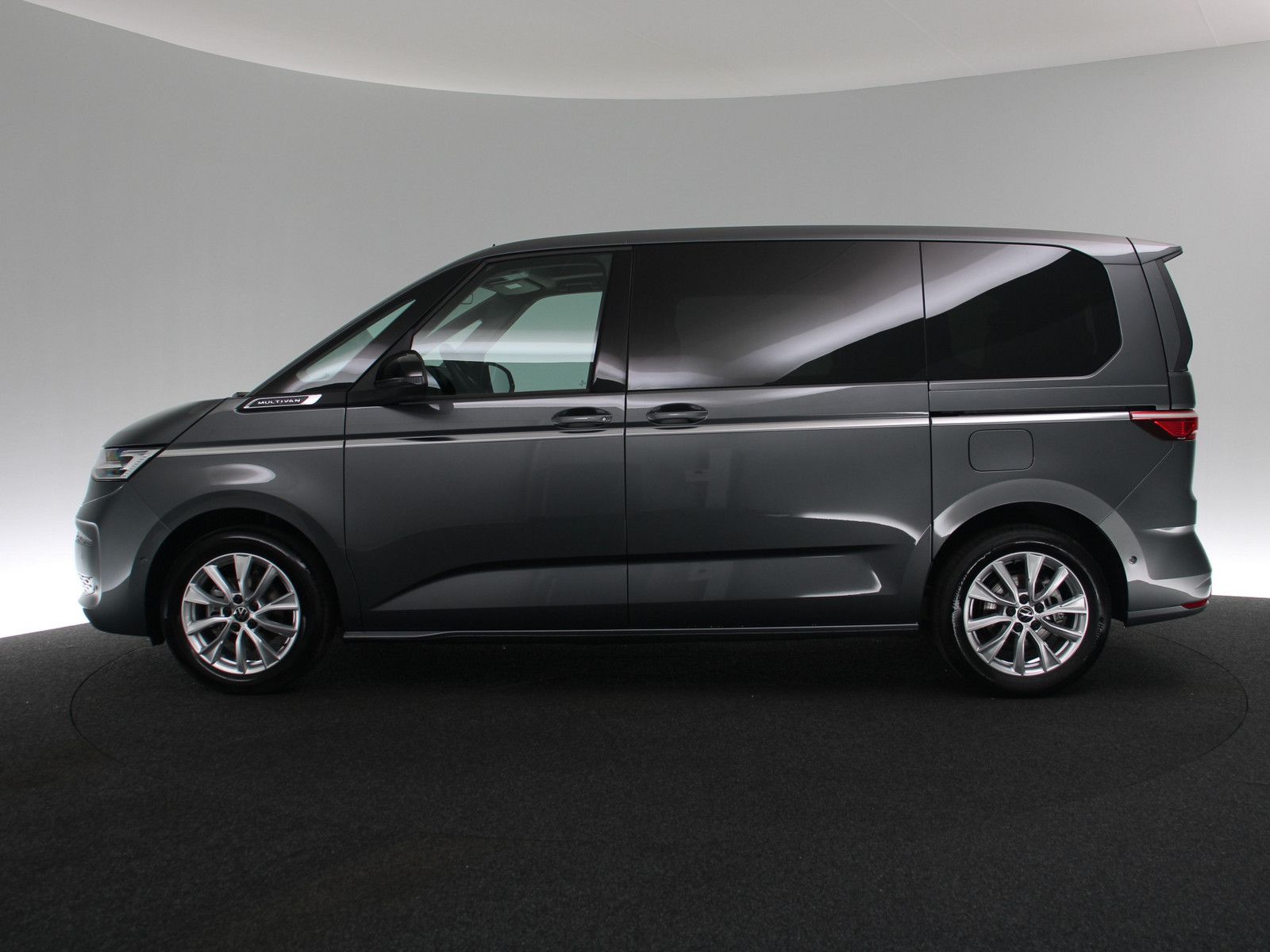 Volkswagen T7 Multivan 2.0 TDI Style - Samsaru's Car Outlet