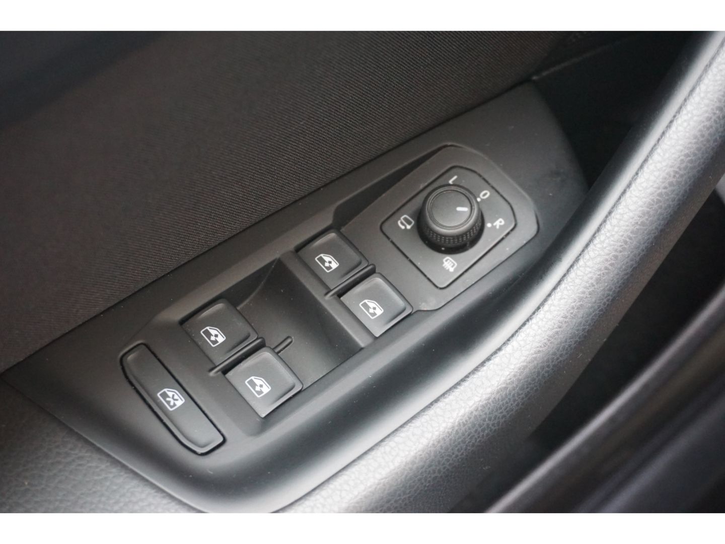 Volkswagen Passat 1.5TSI-DSG - Samsaru's Car Outlet