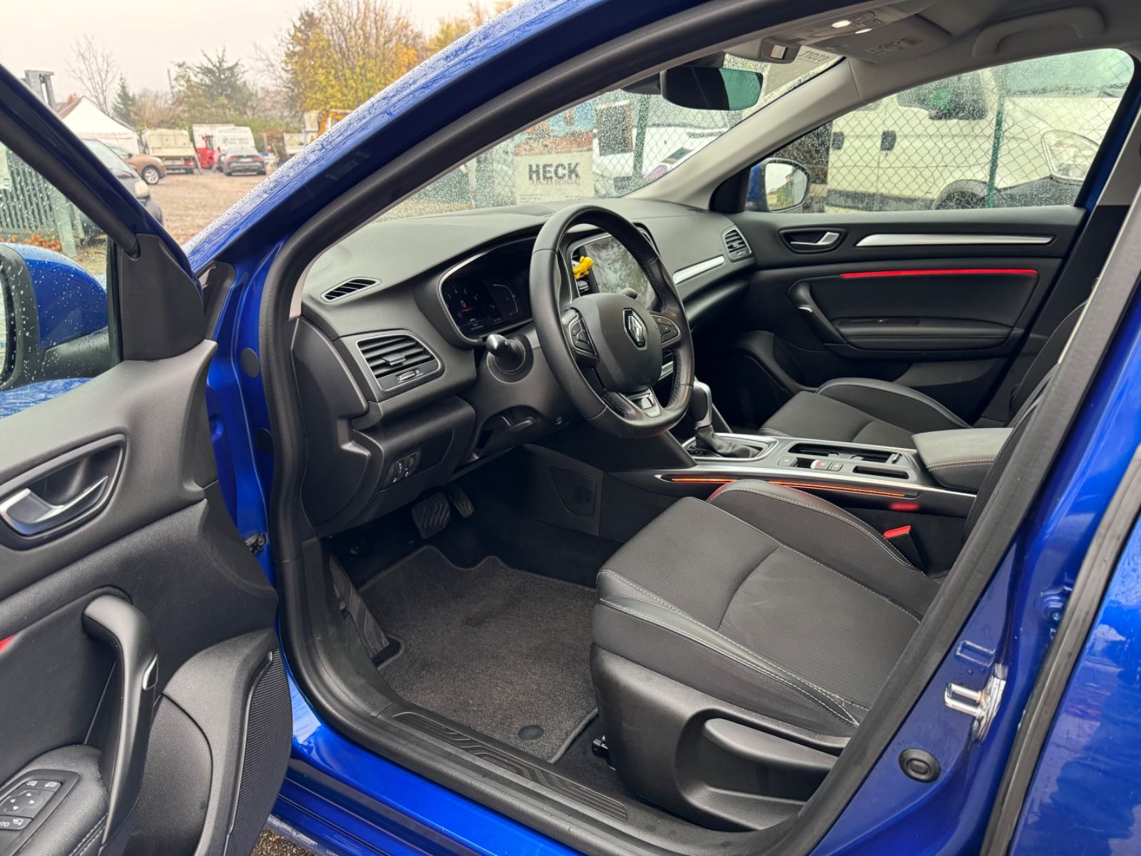 Renault Megane TCe 140 Intens Grandtour - Samsaru's Car Outlet