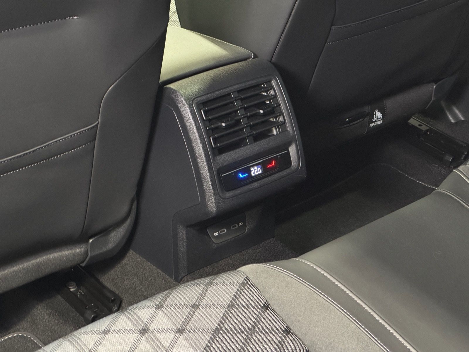 Volkswagen Golf R-Line 1.5 eTSI DSG | MATRIX NAVI PANO AHK