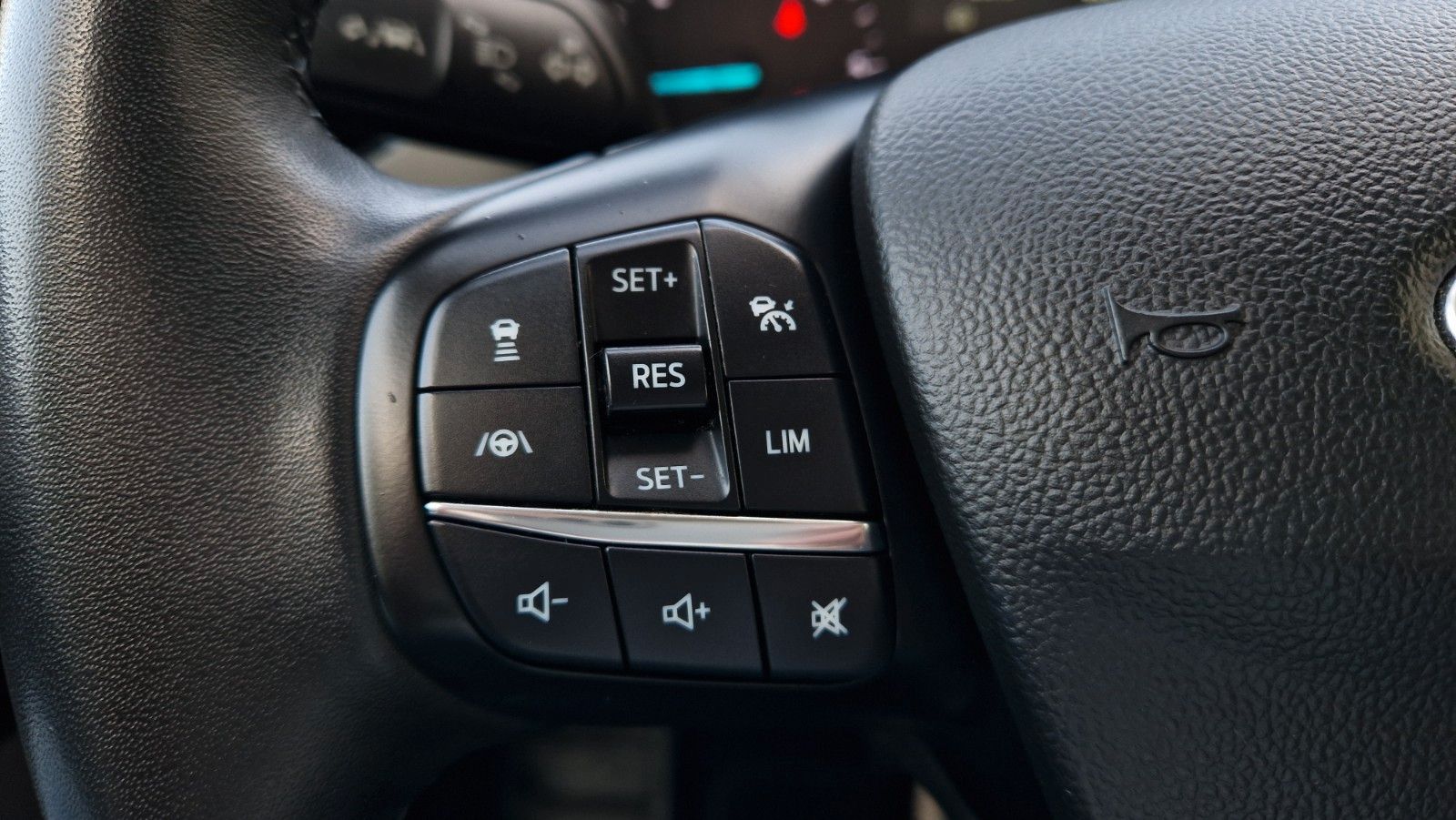Ford Focus Tun. 1.5d 1.Hd Aut Rf ACC LED Navi DAB