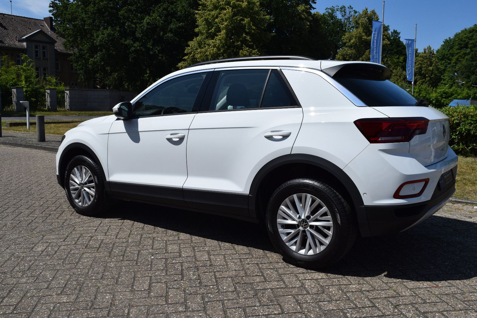 Volkswagen T-Roc Life - Samsaru's Car Outlet