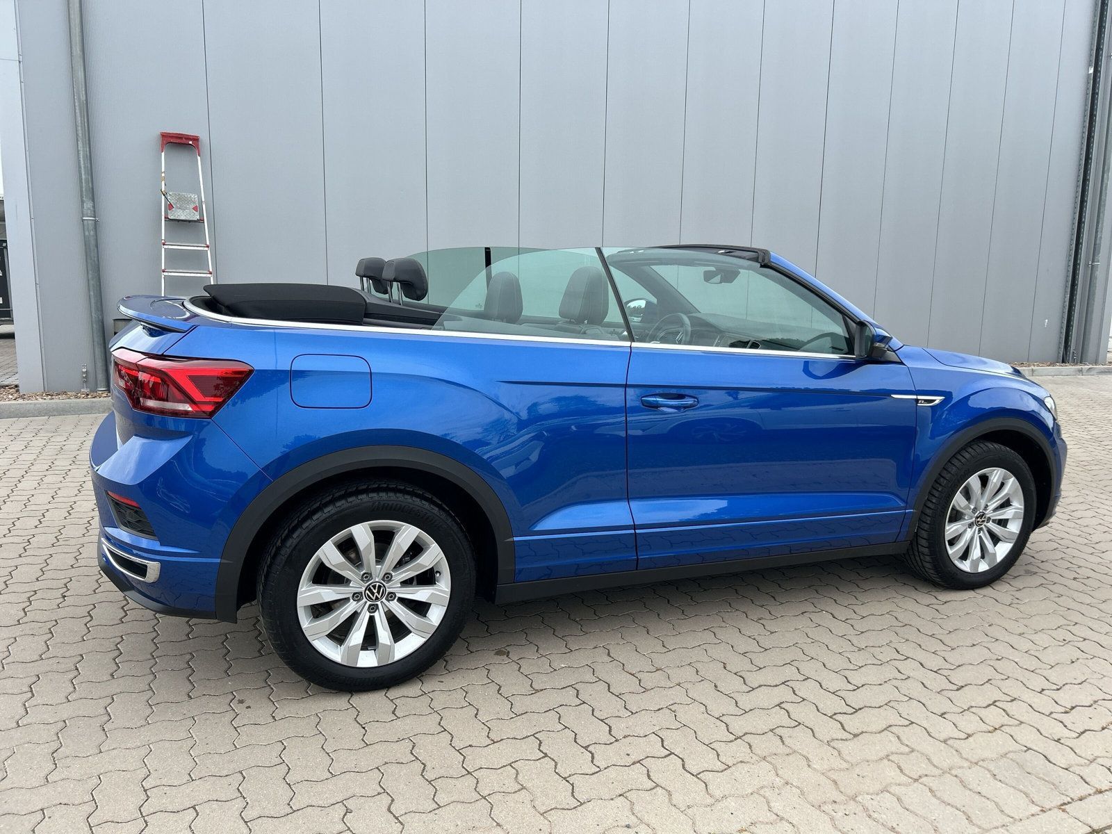 Volkswagen T-Roc R-LINE - Samsaru's Car Outlet