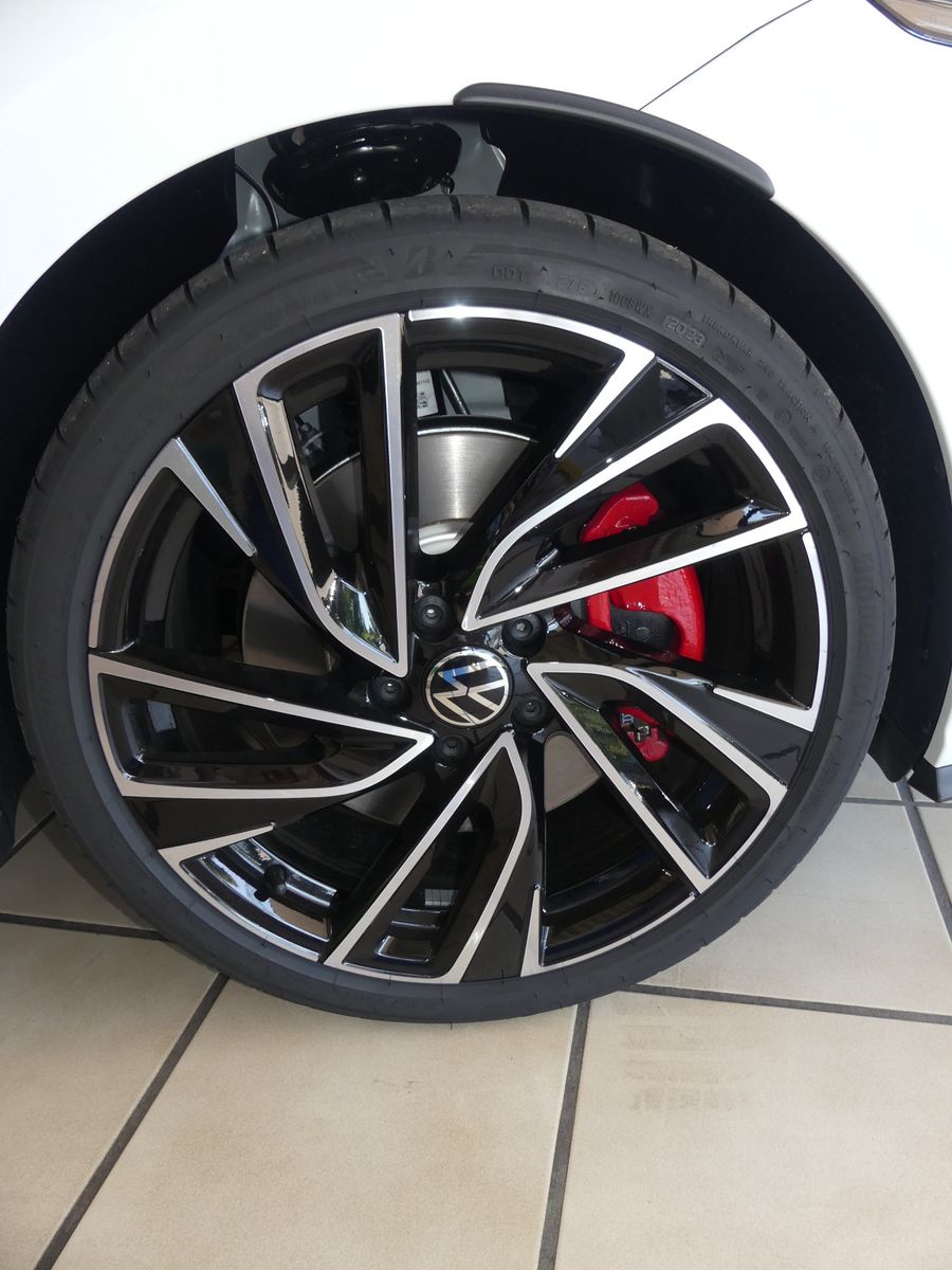 Volkswagen Golf VIII 2.0 TSI GTI - Samsaru's Car Outlet