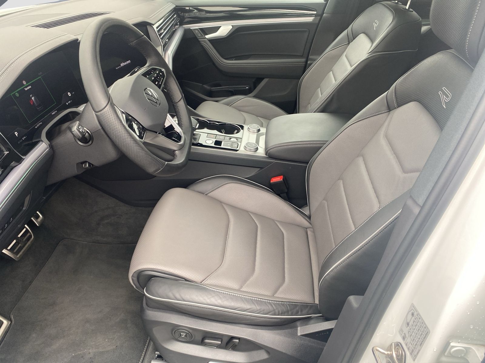 Volkswagen Touareg 3.0 TDI R-Line 4Motion - Samsaru's Car Outlet