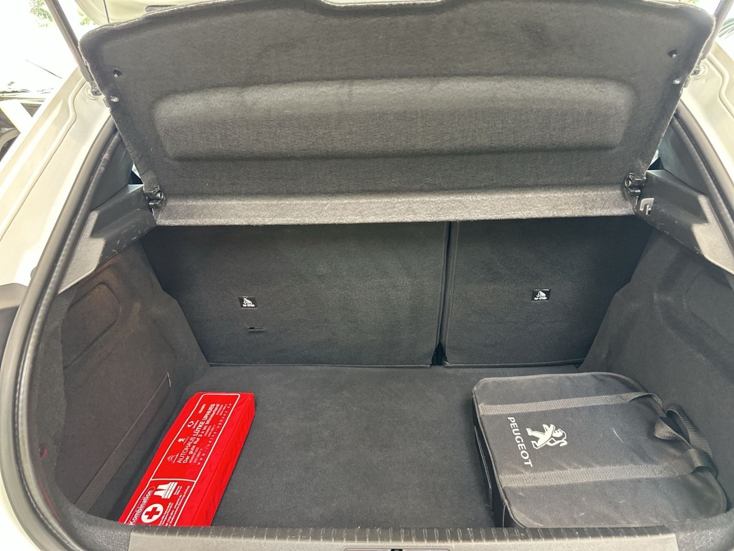 Peugeot 208 e- Allure - Samsaru's Car Outlet