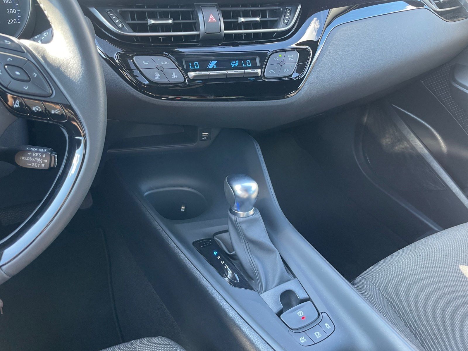 Toyota C-HR 1.8-l-Hybrid 5-Flow - Samsaru's Car Outlet