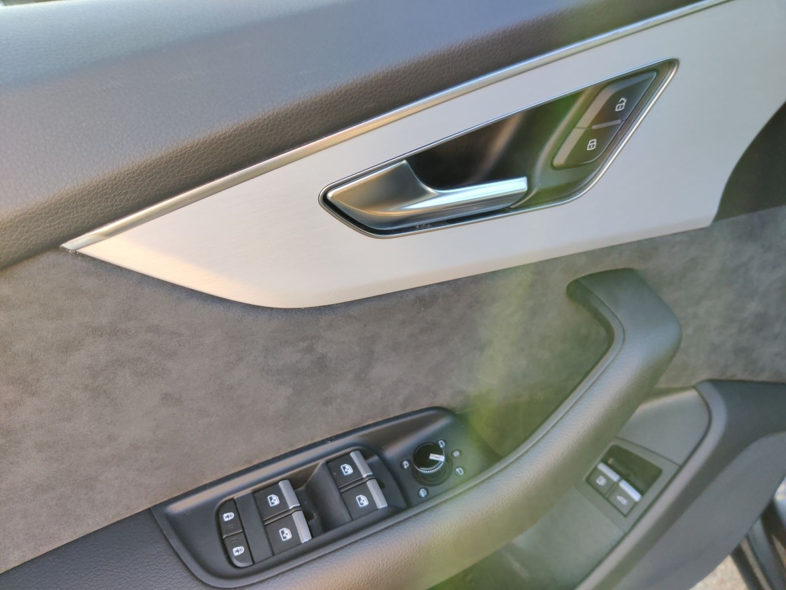 Audi Q8 55 TFSI e q. Tiptr. S-Line - Samsaru's Car Outlet