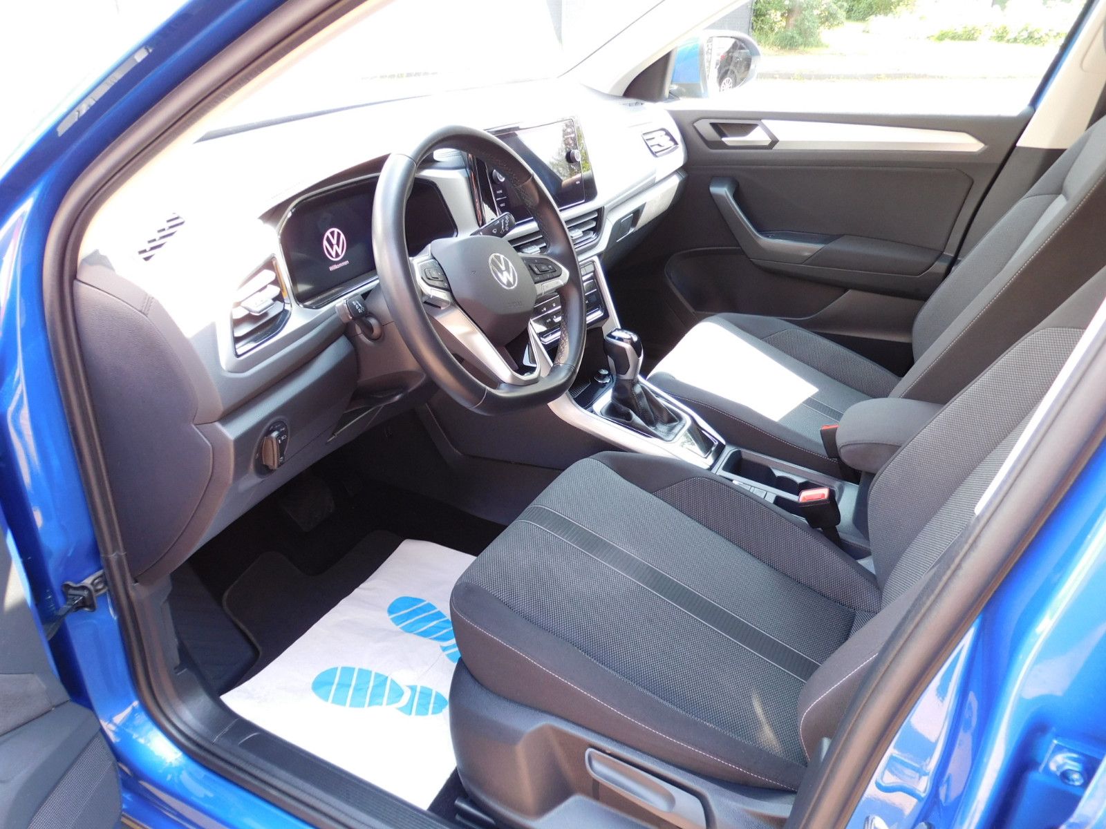 Volkswagen T-Roc Life DSG - Samsaru's Car Outlet
